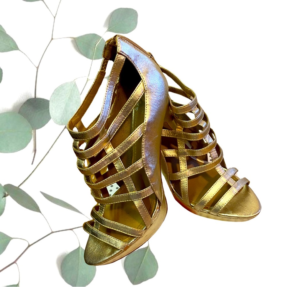 Fergaliciois gold heels, size 9 4.5” heel in great used condition.